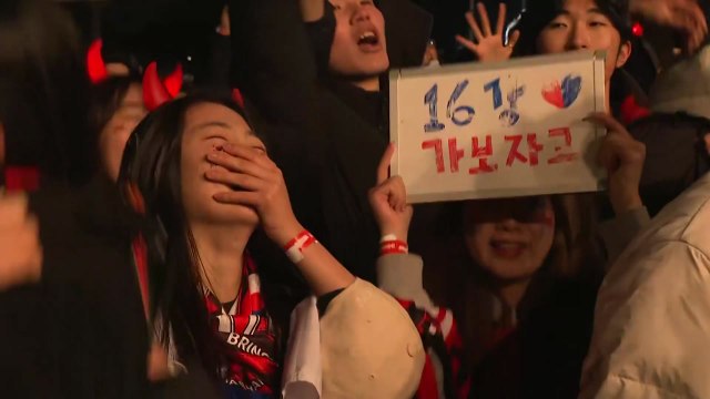 추위 녹인 열띤 응원 닿았나...역전승에 거리 응원단 '환호' / YTN