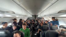 Bakan Özer'in davetiyle Diyarbakır'dan İstanbul'a giden özel öğrenciler uçakta yolculara türkü söyledi
