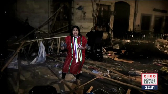 Policías desalojan plantón de indígenas Triquis en Zócalo de Oaxaca