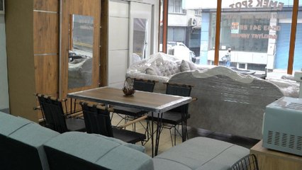 Vatandaş ihtiyaçtan ne var ne yok satıyor