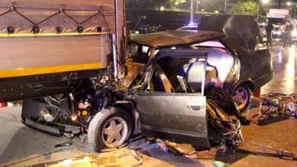 Otomobil tıra arkadan çarptı: 3'ü ağır 4 yaralı