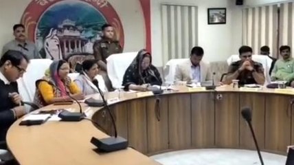 बूंदी : जिला प्रभारी मंत्री ने अधिकारियों की ली बैठक, दिए ये निर्देश, देखिए खबर