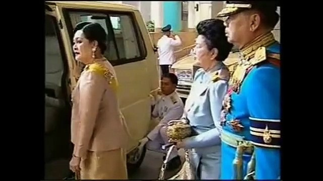 ในหลวง ร.๙ เสด็จออกมหาสมาคม เนื่องในโอกาสวันเฉลิมพระชนมพรรษา ครบ ๘๒ พรรษา (5 ธันวาคม 2552) (ทรท.)