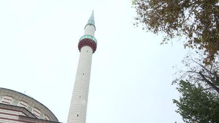 İmam hutbesini müezzin işaret diliyle anlatıyor