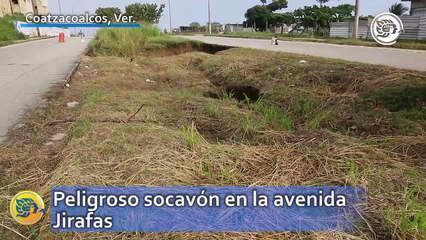 Enorme socavón en avenida de Coatzacoalcos