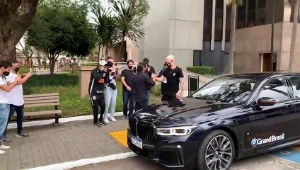 Tocou a sirene! Roger Guedes chega ao Corinthians; assista