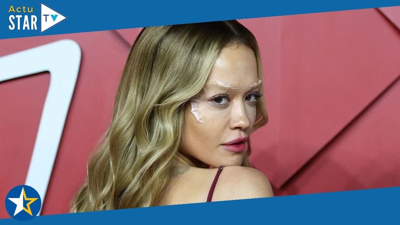 Rita Ora incendiaire : en sous-vêtements sur le tapis rouge des British fashion Awards, elle dévoile