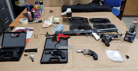 Volla, arrestato 37enne con armi, droga e 16mila euro in casa (03.12.22)