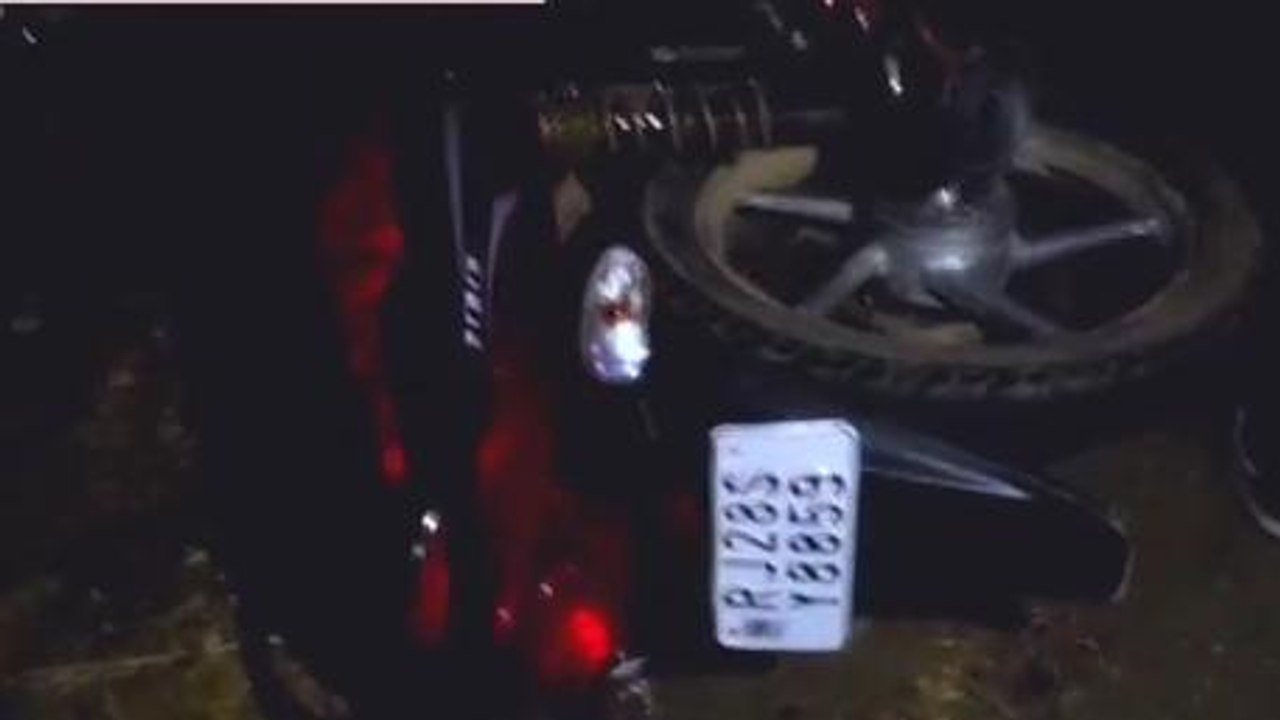 गुना : अज्ञात ट्रक ने बाइक सवारों को मारी पीछे से टक्कर,बाइक हुई चकनाचूर