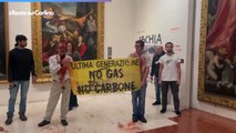 Bologna, blitz ambientalista in Pinacoteca