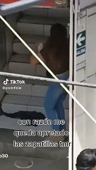 Captan a una vendedora agrandando unos tenis con un palo de escoba