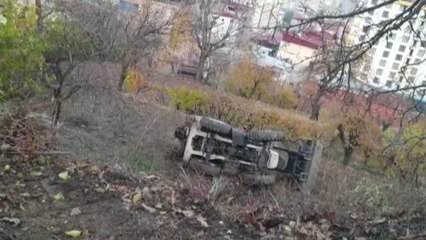 Siirt'te devrilen iş makinesinin operatörü yaralandı