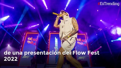Dio un mal paso: Anuel AA tuvo una fuerte caída en medio de un concierto en México