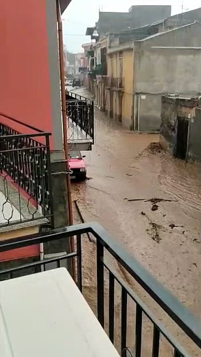 Maltempo a Barcellona, fiume di acqua e fango si riversa per le strade