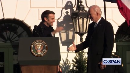 Joe Biden VS Emmanuel Macron : la plus longue poignée de main de l'histoire