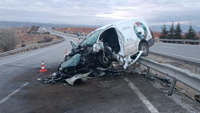 TERS ŞERİTTE İLERLEYEN HAFİF TİCARİ ARAÇ, OTOMOBİLE ÇARPTI 1 ÖLÜ, 2 YARALI