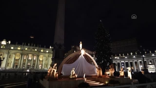Vatikan'da büyük Noel ağacının ışıkları düzenlenen törenle açıldı