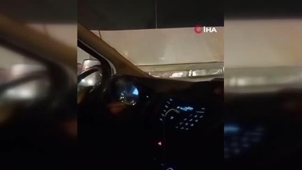 TEM'e girmek isterken virajı alamayan kağıt yüklü tır devrildi