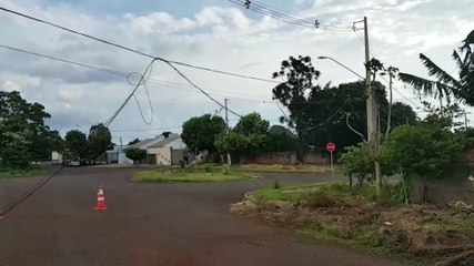 Veículo enrosca e derruba fiação no Santo Onofre