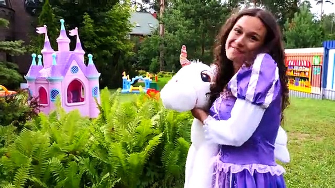 Disney_Princesses_and_Giant_Princess_Castle:_Cosplay_video(360p)