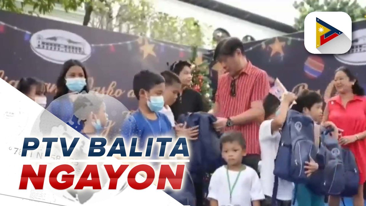 Pangulong Ferdinand R. Marcos Jr. at First Lady Liza Marcos, pinangunahan ang gift giving sa Malacañang