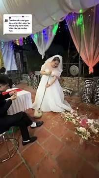 Chưa kịp thay áo cưới, Kim Liên gánh thau chén, dọn nhà trong ngày đầu làm dâu