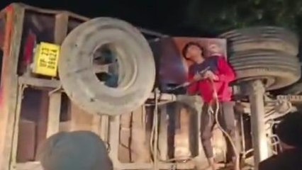 बिजनौर:गन्ने से भरा ट्रक मैजिक पर पलटा,युवक नीचे दबा