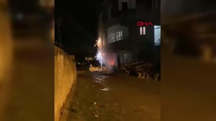 İSTANBUL-ARNAVUTKÖY'DE EŞİNE KIZIP KİRADA KALDIĞI EVİ İKİ KEZ YAKTI; ARAZİDE UYURKEN POLİSE YAKALANDI