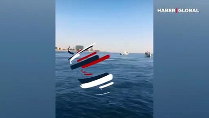 İki genç denizden bir anda çıkan canlı karşısında, neredeyse 'küçük dilini yuttu'