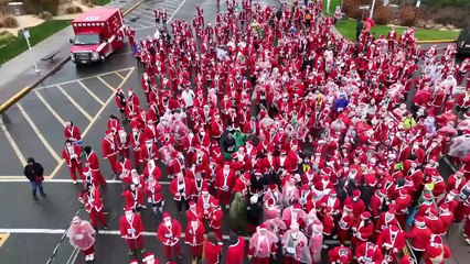 Yüzler 'Geleneksel Noel Baba Koşusu'nda koştu