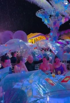 Đám cưới trăm tỷ ở Kiên Giang: Khách cầm ô che mưa