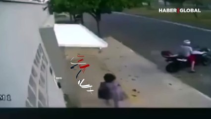 Yolda yürüyen kadının başına gelen olay hayrete düşürdü