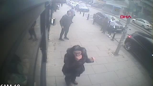 MALTEPE'DE ZİNCİRLEME KAZADA ÇÖP KONTEYNERİ KADININ ÜZERİNE DÜŞTÜ; KAZA ANI KAMERADA