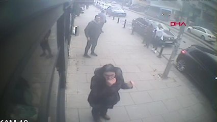 MALTEPE'DE ZİNCİRLEME KAZADA ÇÖP KONTEYNERİ KADININ ÜZERİNE DÜŞTÜ; KAZA ANI KAMERADA