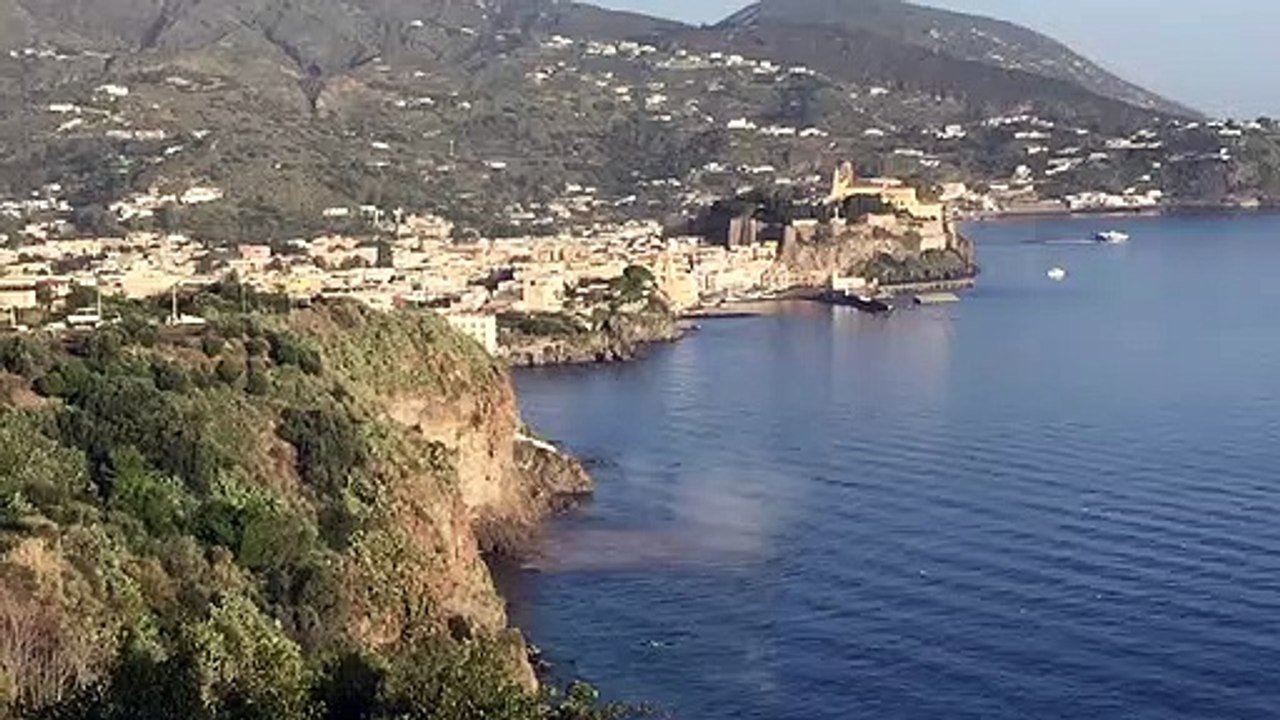 Terremoto alle Isole Eolie: due frane in mare, la gente per strada