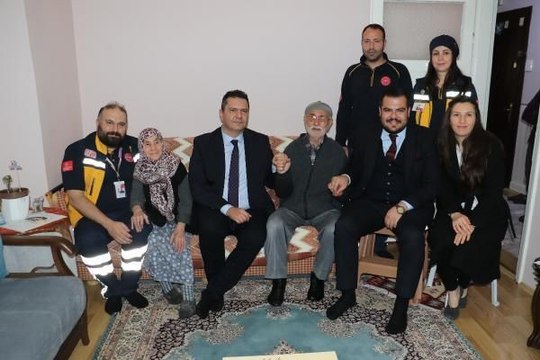 ESKİŞEHİR - Ambulans ekibi hayata döndürdüğü hastayı evinde ziyaret etti