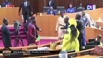 Bütçe görüşmeleri Senegal meclisini karıştırdı! Tokat atılan kadın milletvekili sandalye fırlattı