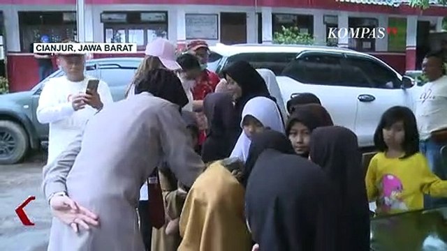 Berikan Penghiburan, Sukarelawan & Polisi Wanita Bermain bersama Anak-anak Korban Gempa Cianjur