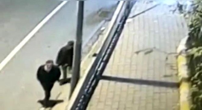 İstanbul'da silkeleme yöntemiyle yankesicilik: Hırsızlar çaldığı telefonu takside unuttu