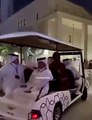 موقف طريف بين أمير قطر السابق والشيخة موزا يثير تفاعلًا واسعًا