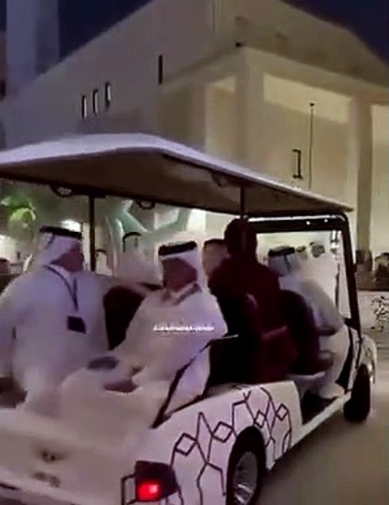 موقف طريف بين أمير قطر السابق والشيخة موزا يثير تفاعلًا واسعًا