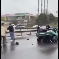 Feci kazada otomobil ikiye bölündü