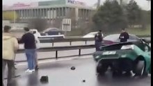 Feci kazada otomobil ikiye bölündü