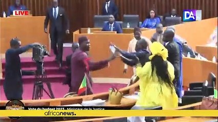 Tokatlar sandalyeler havada uçuştu! En renkli Afrika ülkesi karıştı