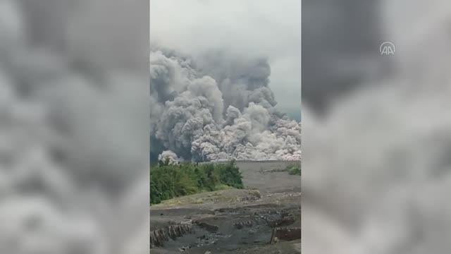 Endonezya'da Semeru Yanardağı lav püskürttü
