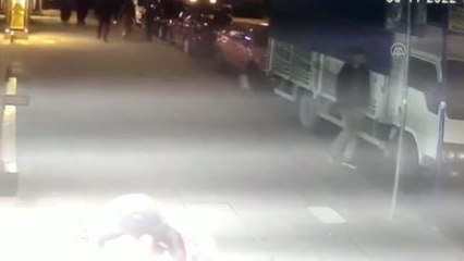 Fatih'te kamyonetin çalınma anı güvenlik kamerasına yansıdı