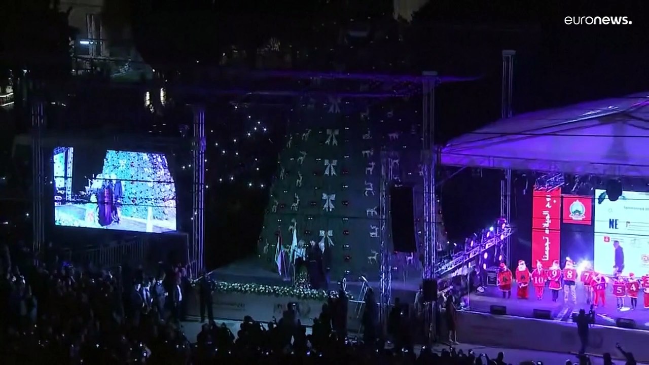 Kerzenschein und Feuerwerk: Weihnachtsbäume in Bethlehem und im Vatikan entzündet