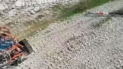 Yüzde 94 bedensel engelli Yusuf için yola kilit parke taşı döşendi