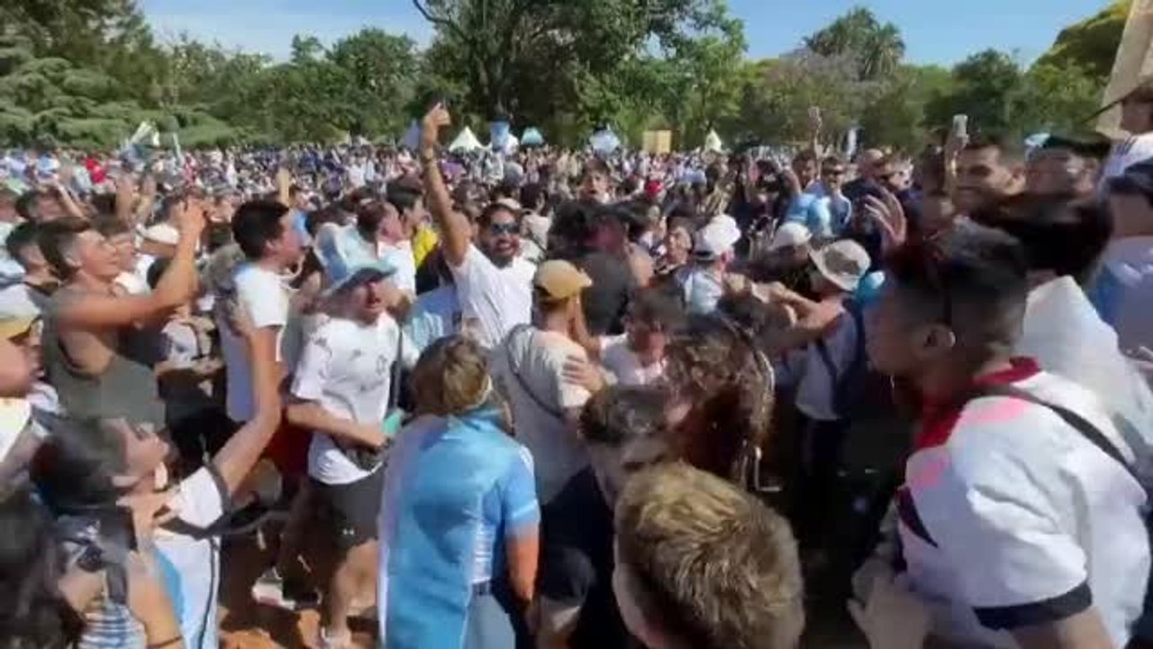 El gol de Messi desata la locura en Argentina que avanza a cuartos de final del Mundial de Catar