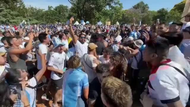 El gol de Messi desata la locura en Argentina que avanza a cuartos de final del Mundial de Catar